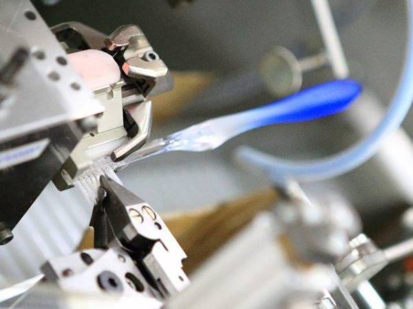 画像：【歯ブラシ等のプラスチック製品製造】交替勤務！　家賃補助あり